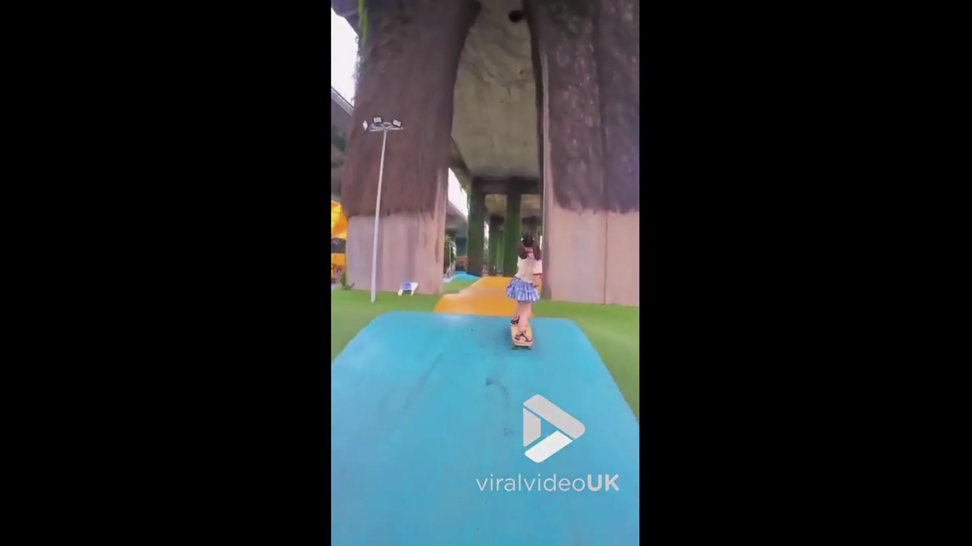 'Video thumbnail for VV4977 Skateboarders in glide downhill like a dance crew'