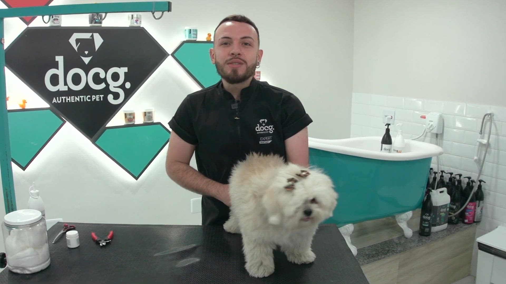 'Video thumbnail for Banho em Cachorro Idoso: Como Fazer de Forma Correta e Segura 🐾✨'