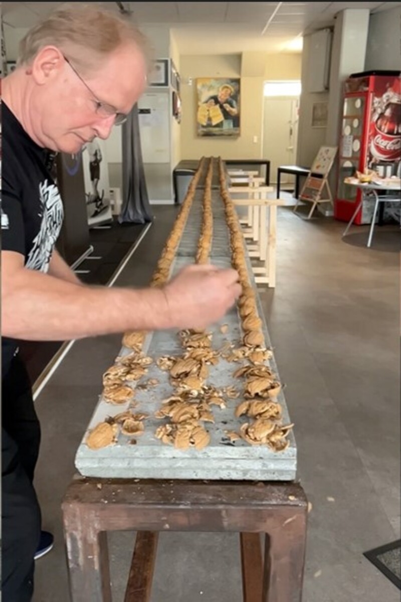 Video thumbnail for Most walnuts crushed whilst holding an egg - 298 by Kahrimanovic Muhamed