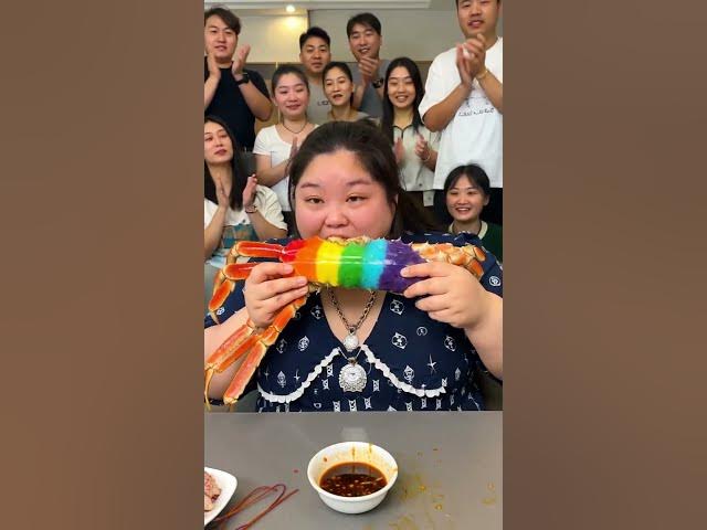 Video thumbnail for Chinese Girl Eats Giant Rainbow Crab in Mukbang! Crowd Goes Wild! 🦀🌈👏 #shorts  モッパン 中国