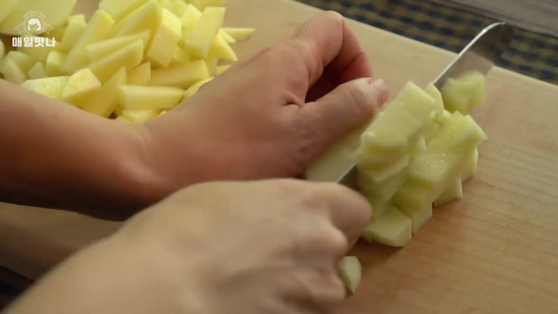 Video thumbnail for 두배로 길쭉한 자이언트 감자튀김 만들기 뿌링클 치즈맛 감자요리 Giant Fried Potatoes Cheese Potatoes Potato Sti(720P