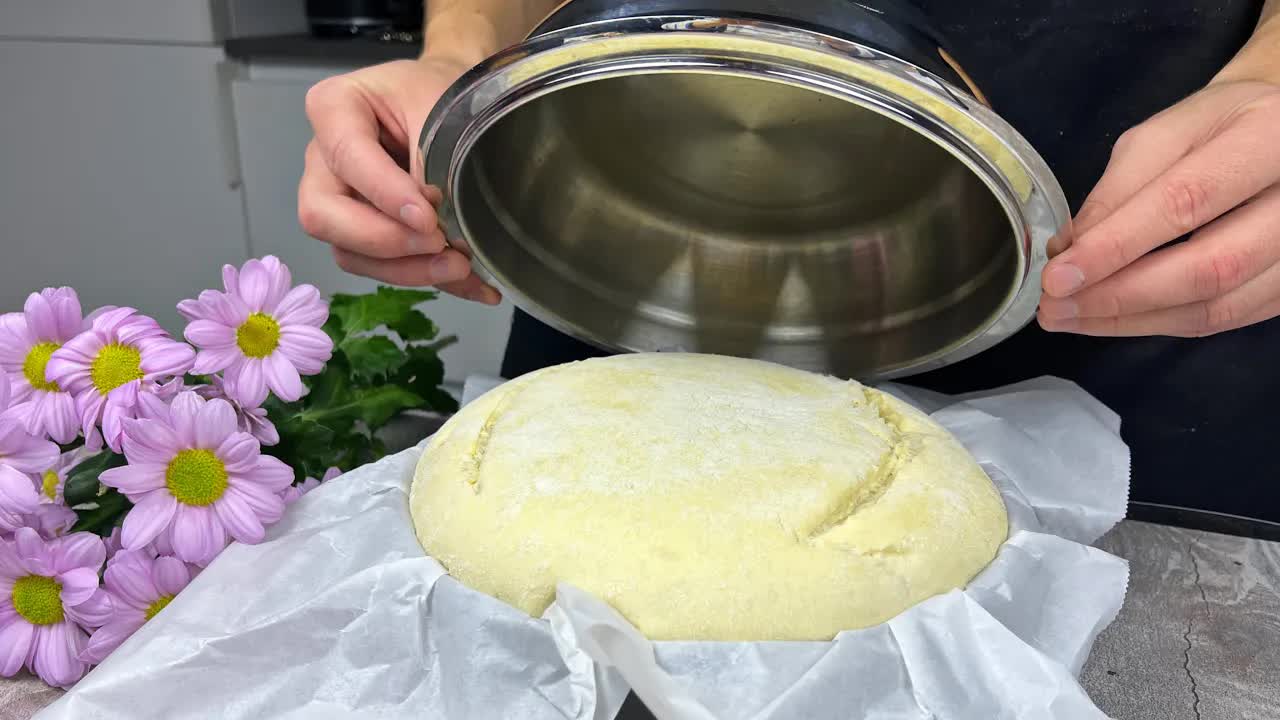 Video thumbnail for Bread lovers will be shocked!! Cover the dough with a lid and wait 30 minutes!