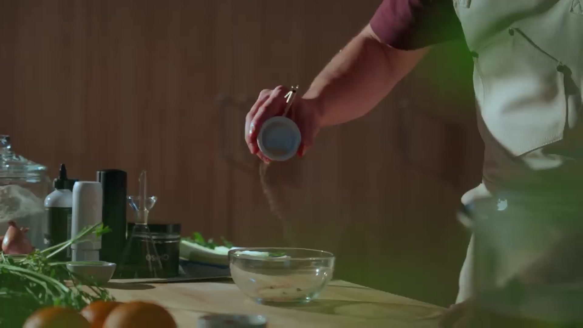 Video thumbnail for Juicy Whole Roasted Chicken With Crispy Skin (720p 24fps)