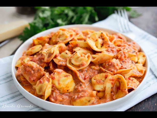 'Video thumbnail for Tortellini cu sos CREMOS de rosii - rețeta gata în 15 MINUTE și o singură tigaie!'