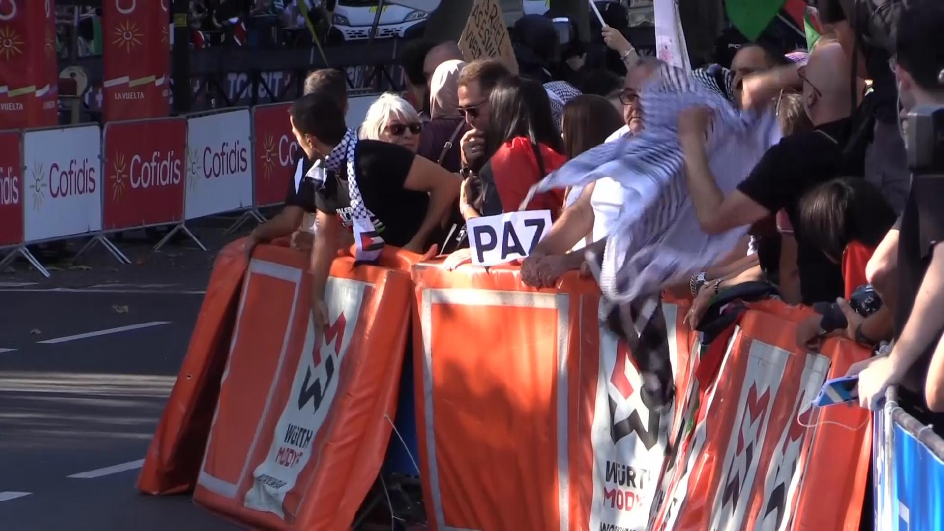 Video thumbnail for Final stage of Spanish Vuelta cycling race interrupted by pro-Palestinian protesters