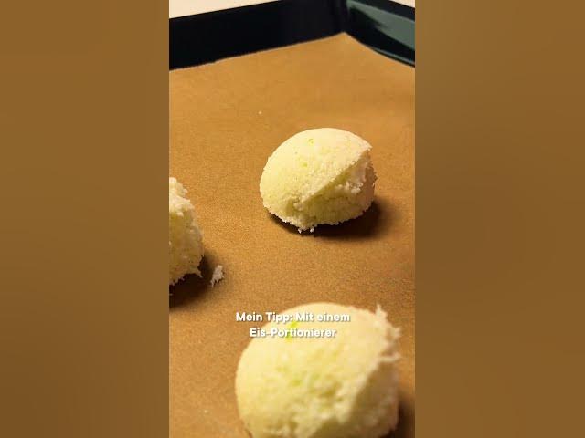 'Video thumbnail for Mit Schokolade überzogene Kokosmakronen #shorts'