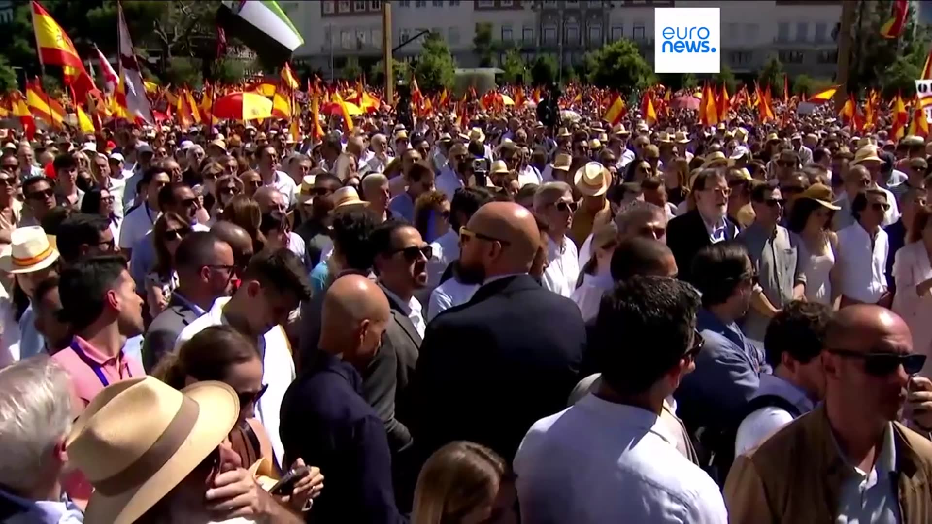 'Video thumbnail for Massive demonstration against Spanish government: Feijóo calls on Sánchez to call elections'