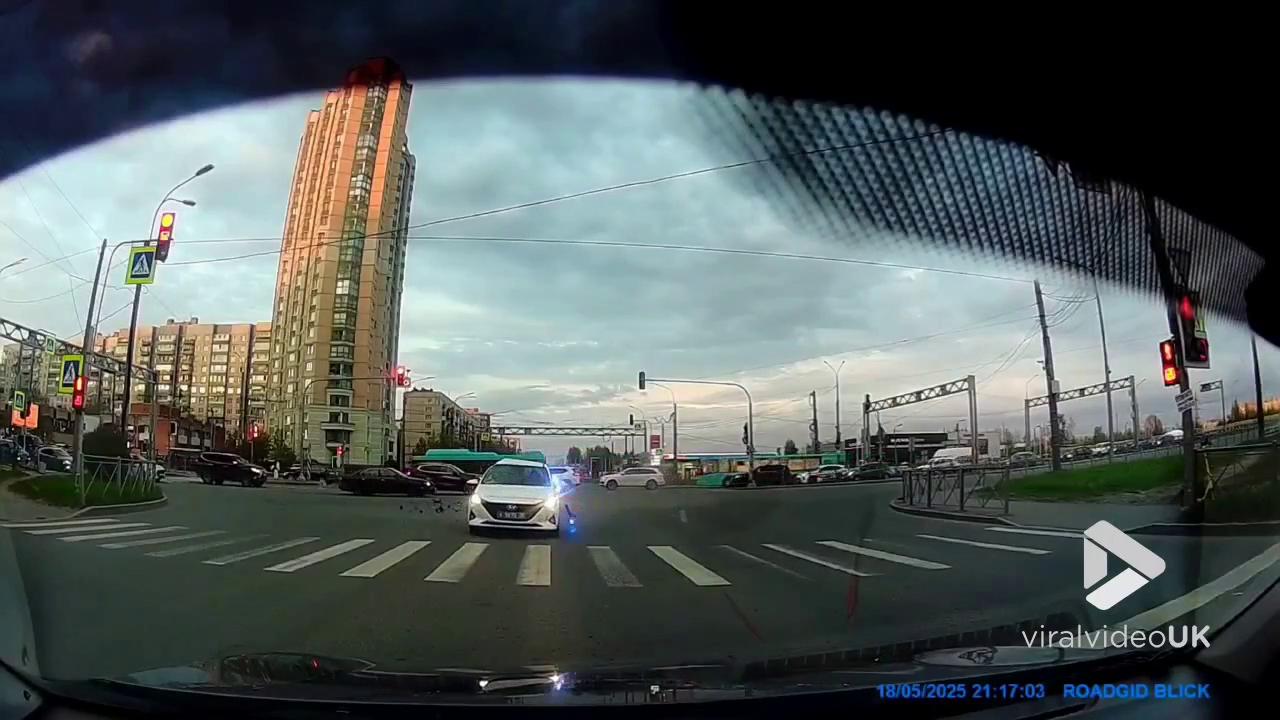 'Video thumbnail for VV4962 Motorcyclist crashes into a police car'