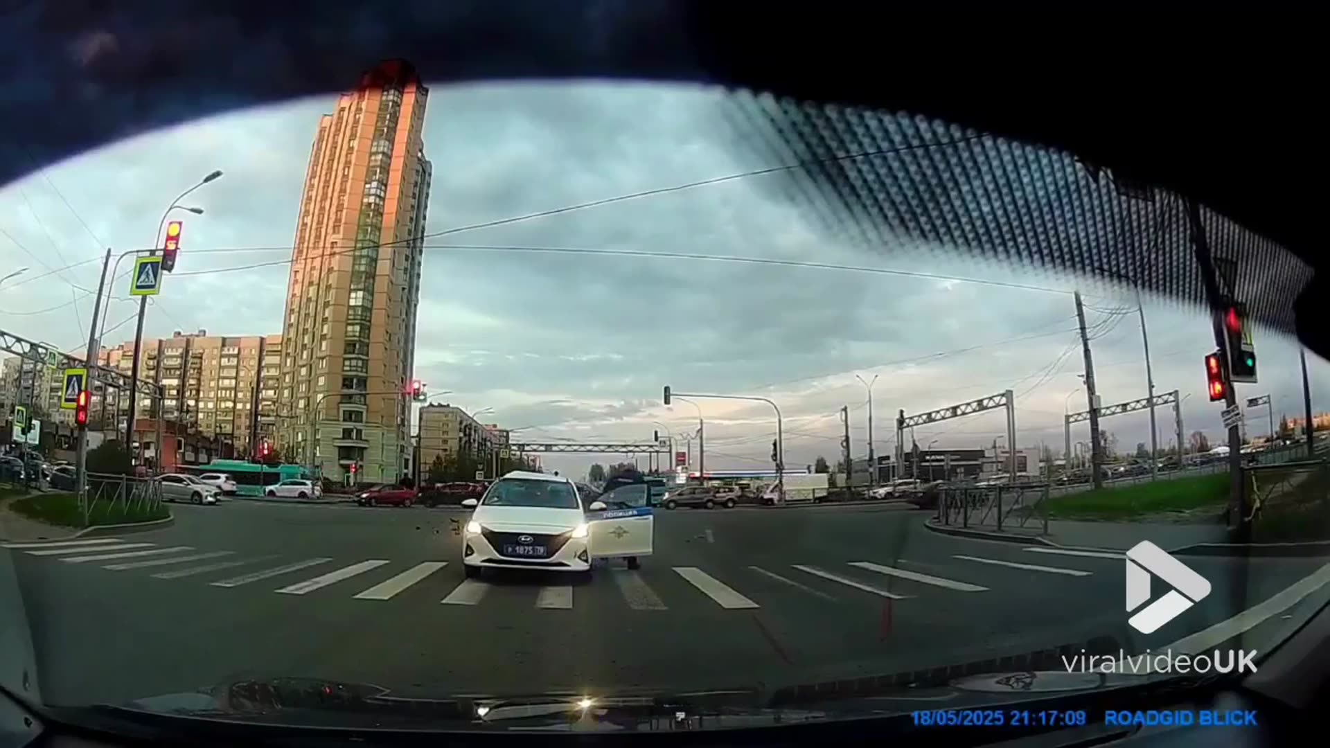 'Video thumbnail for VV4962 Motorcyclist crashes into a police car'