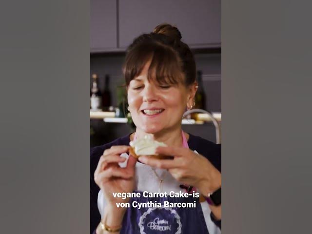 'Video thumbnail for Vegan Backen: Carrot CAKE-IES von Cynthia Barcomi #shorts'