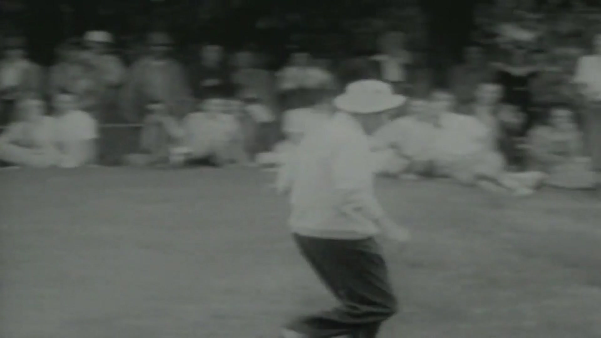 'Video thumbnail for Bob Uecker introduces Wacky Classic Golf clip for Episode 13 of The Wacky World of Sports'