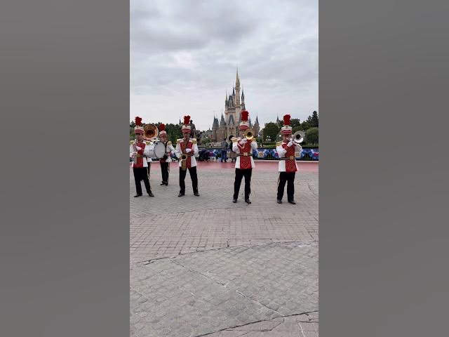 'Video thumbnail for We love the Tokyo Disneyland Band!'