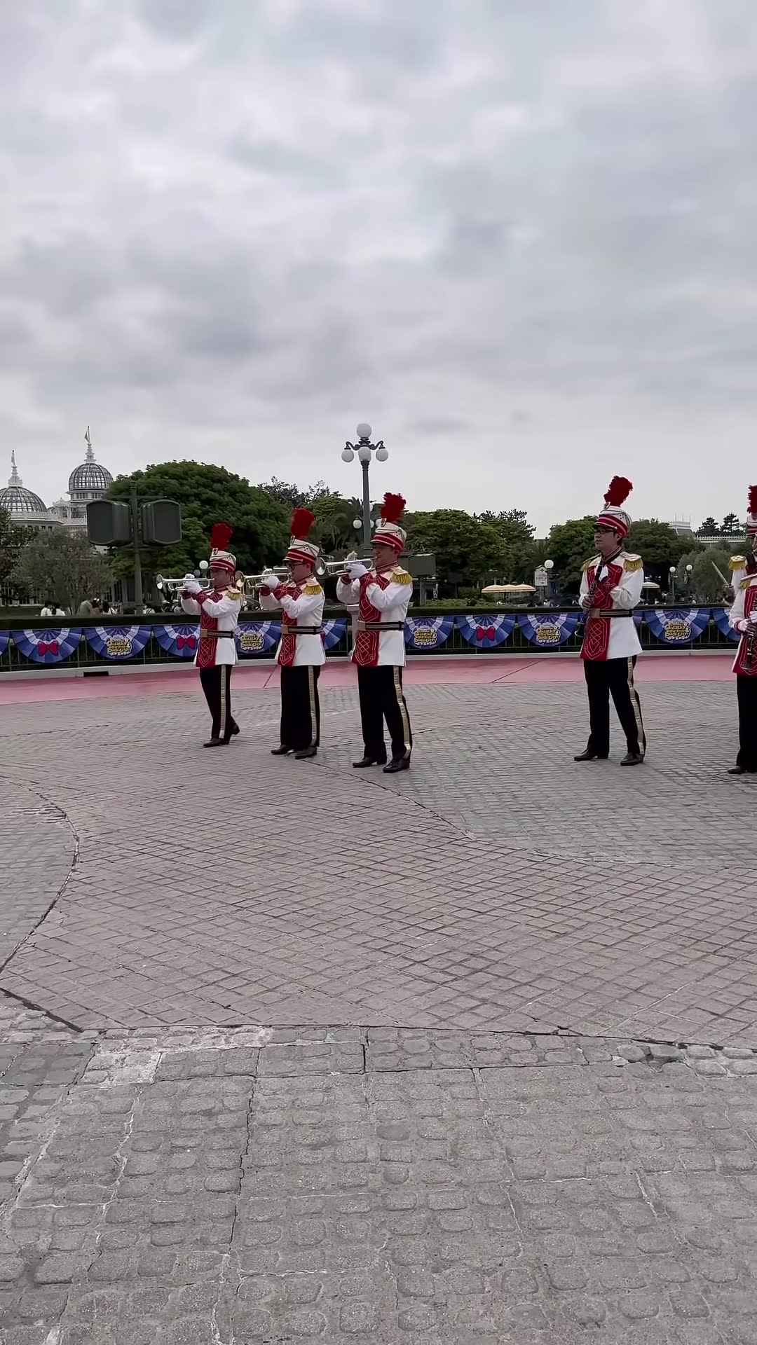 'Video thumbnail for We love the Tokyo Disneyland Band!'