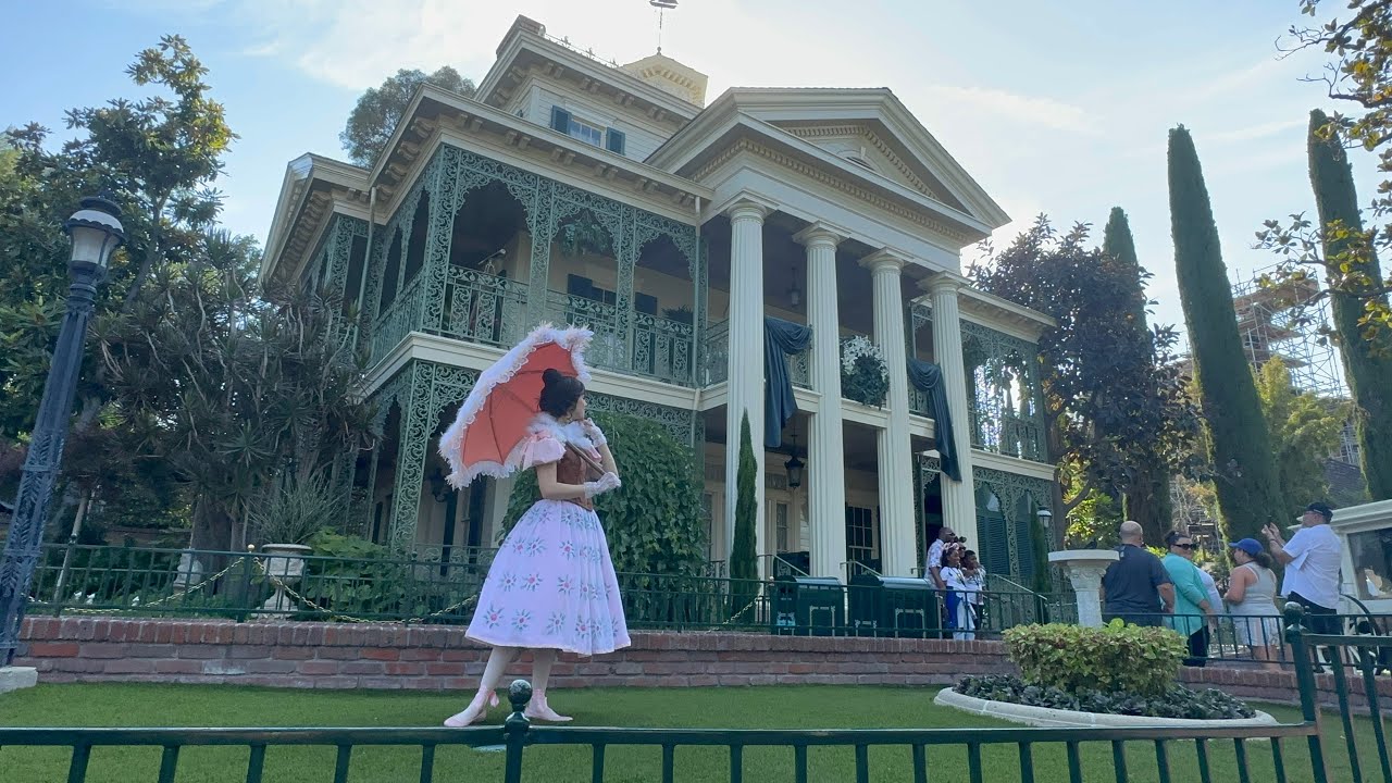 'Video thumbnail for Tightrope Walker Sally Slater at Haunted Mansion World Premiere at Disneyland Resort 4K'