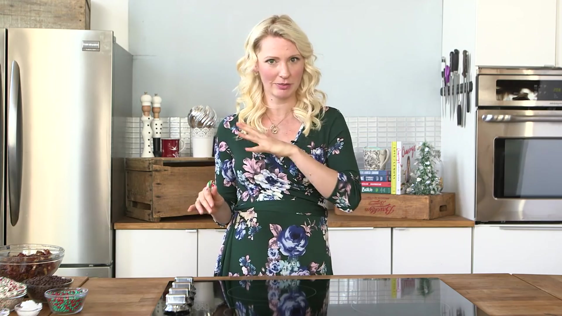 Video thumbnail for Vegan HOLIDAY No-Bake Candy Cane Brownies ¦ Gluten Free & Dairy Free Dessert (720p 24fps)
