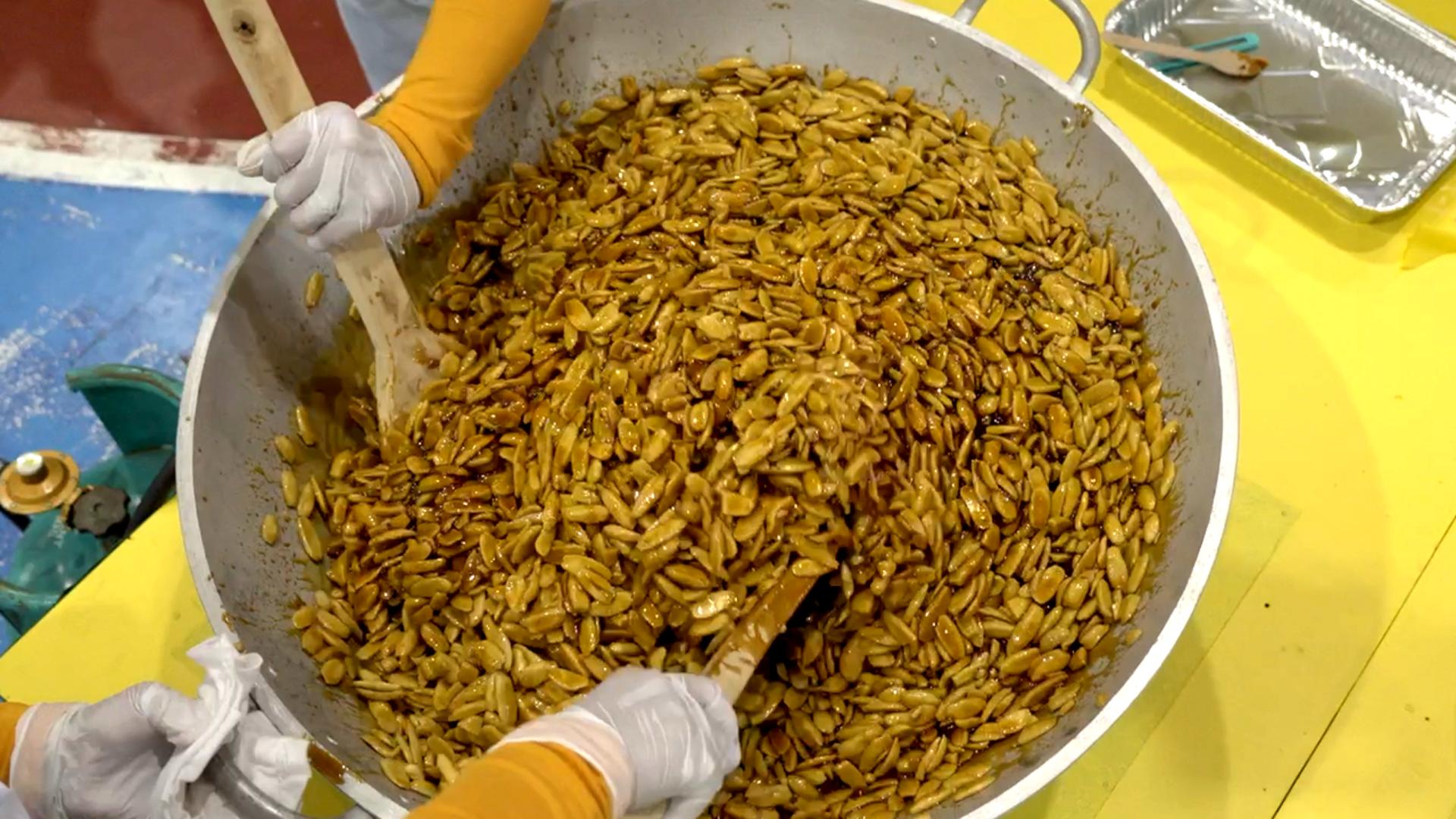 Video thumbnail for Largest nut brittle - 144.16 m² (1,551 ft² 104 in²) by Province of Sorsogon