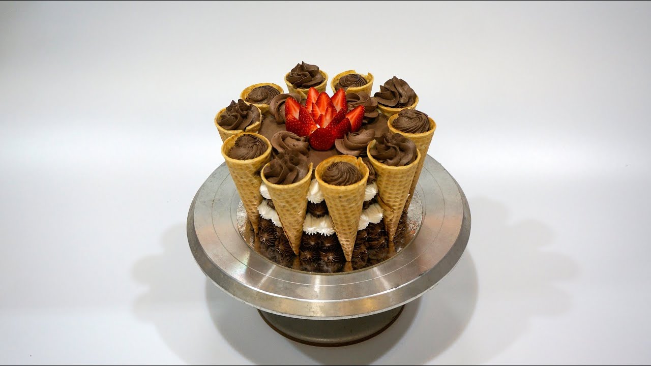 Video thumbnail for Chocolate birthday cake decoration with cinnamon