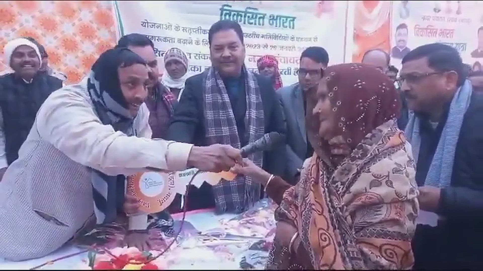 'Video thumbnail for बदायूं में बुजुर्ग महिला ने भाजपा सांसद के सामने पीएम आवास के लिए 30 हजार घूस लेने की कही बात'