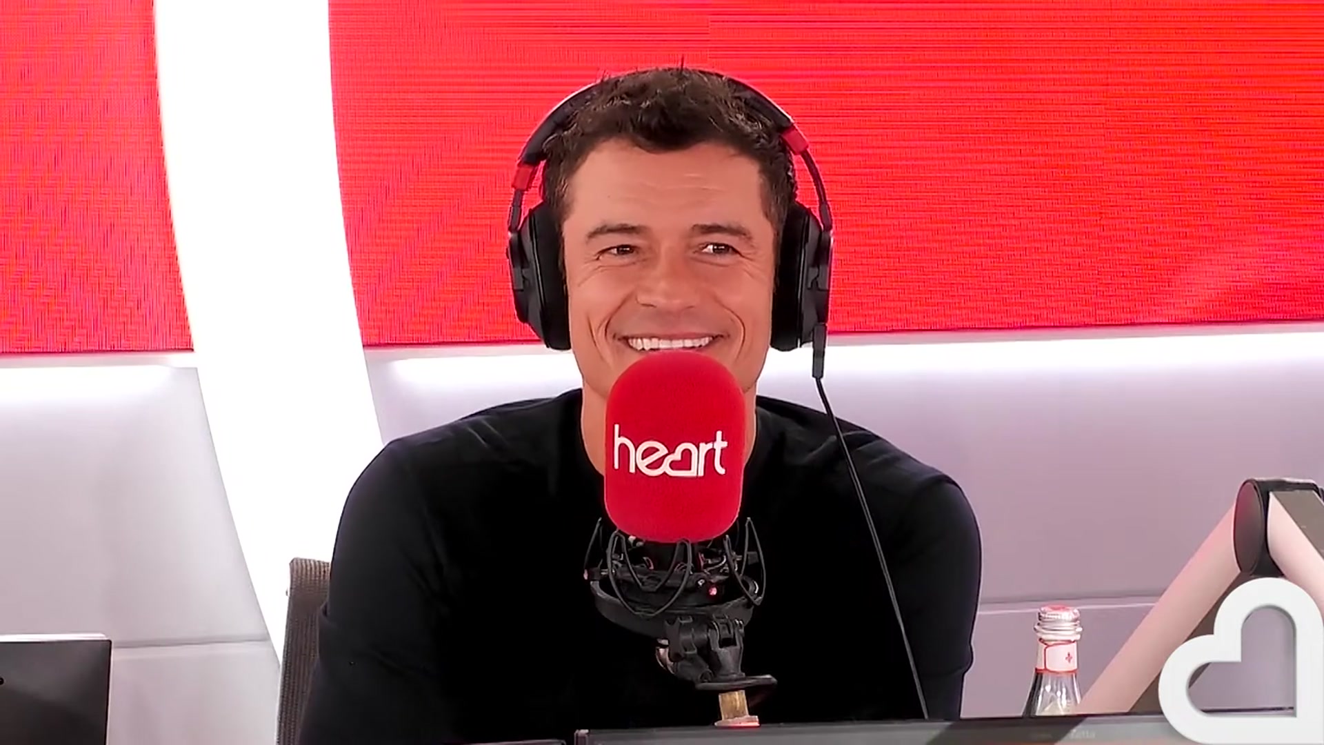 'Video thumbnail for Orlando Bloom praises Bryce Dallas Howard for bonding with his daughter on the 'Deep Cover' set'