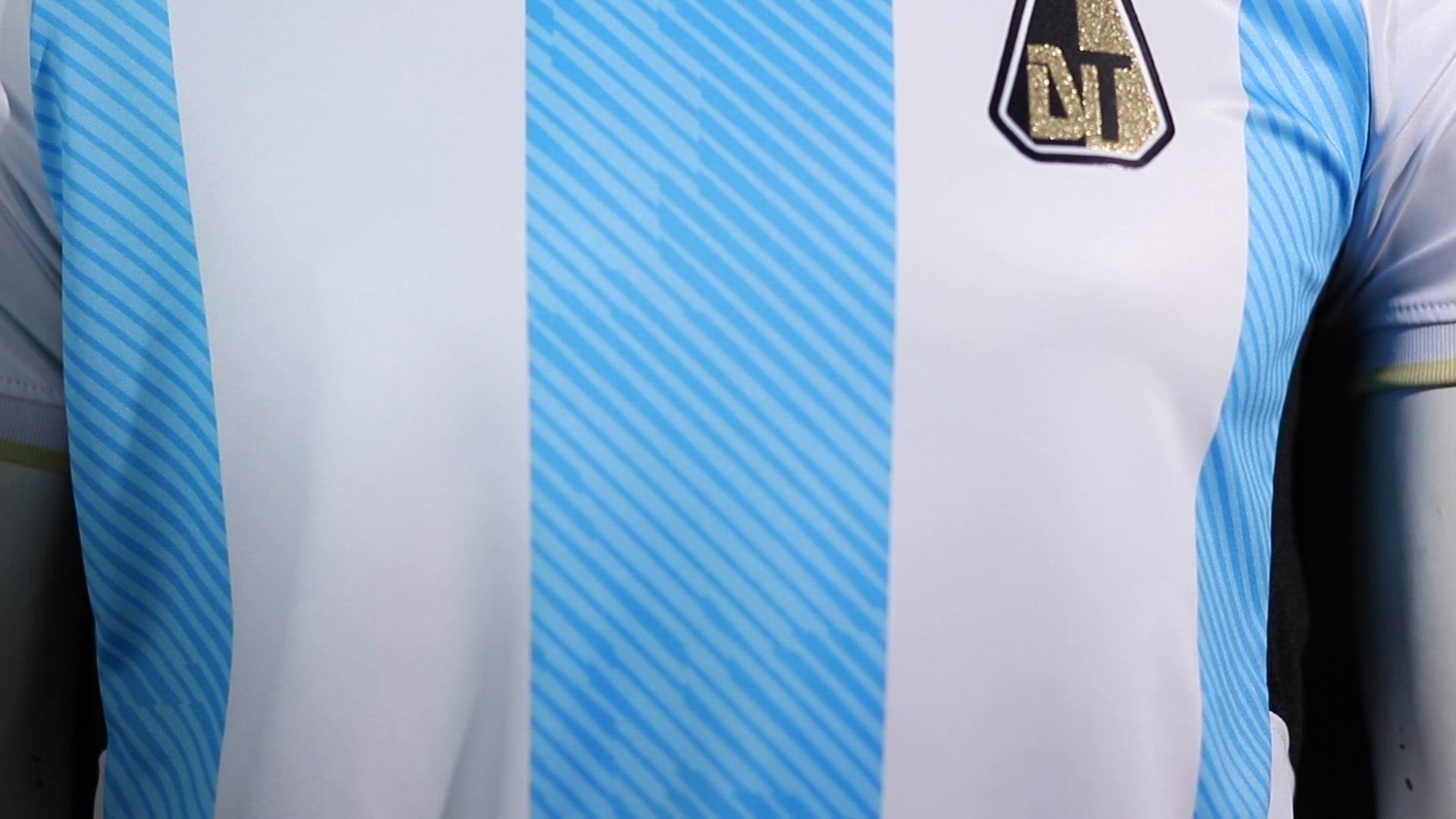 'Video thumbnail for Así es la camiseta del Deportes Tolima inspirada en Racing de Argentina'