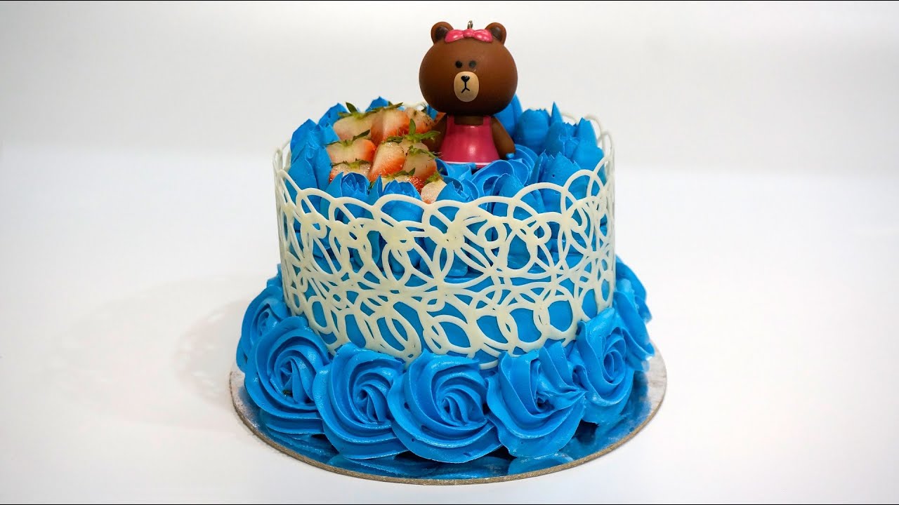 Video thumbnail for Blue cream cake decoration with strawberry