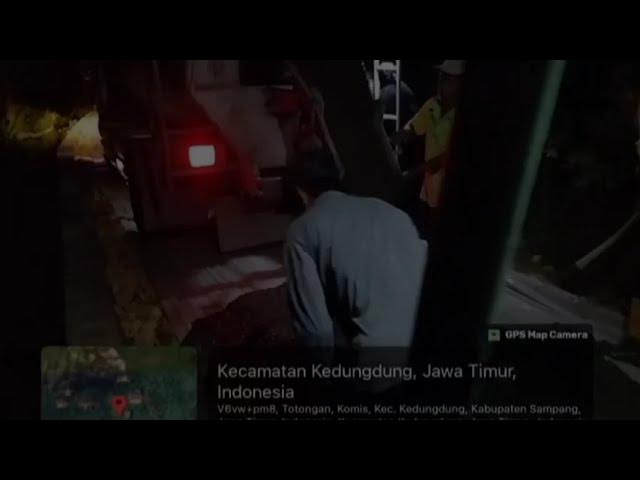 Video thumbnail for Proyek Jalan Desa Tanpa Papan Nama dan Beton Tipis, Warga Pertanyakan Transparansi