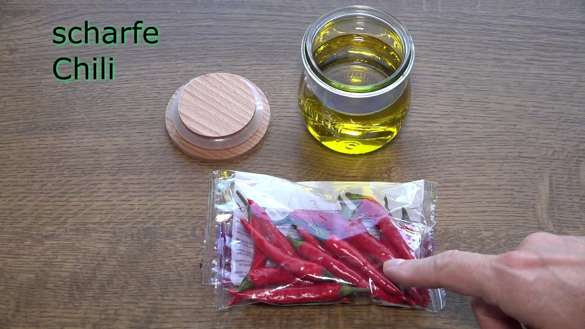 Video thumbnail for Chiliöl herstellen