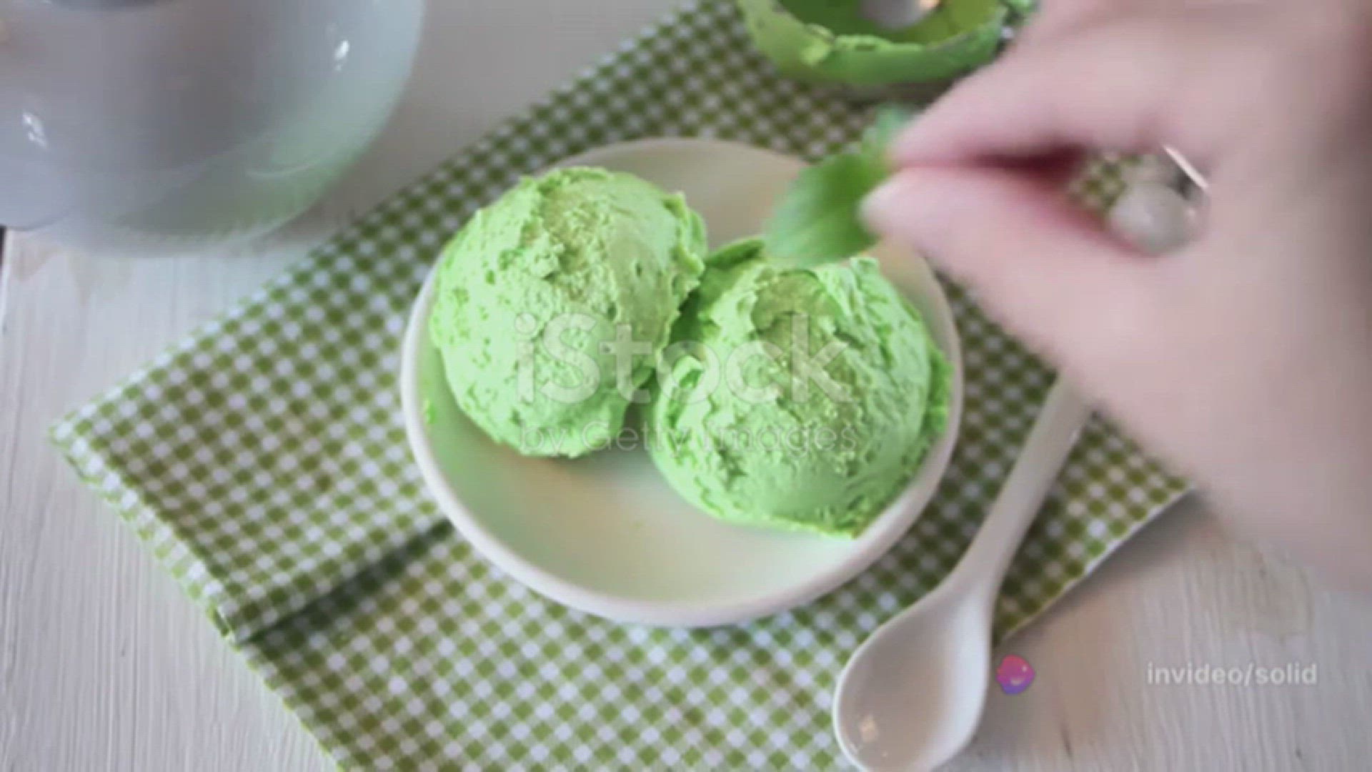 'Video thumbnail for Easy Recipe for Homemade Mint Chocolate Chip Ice Cream'