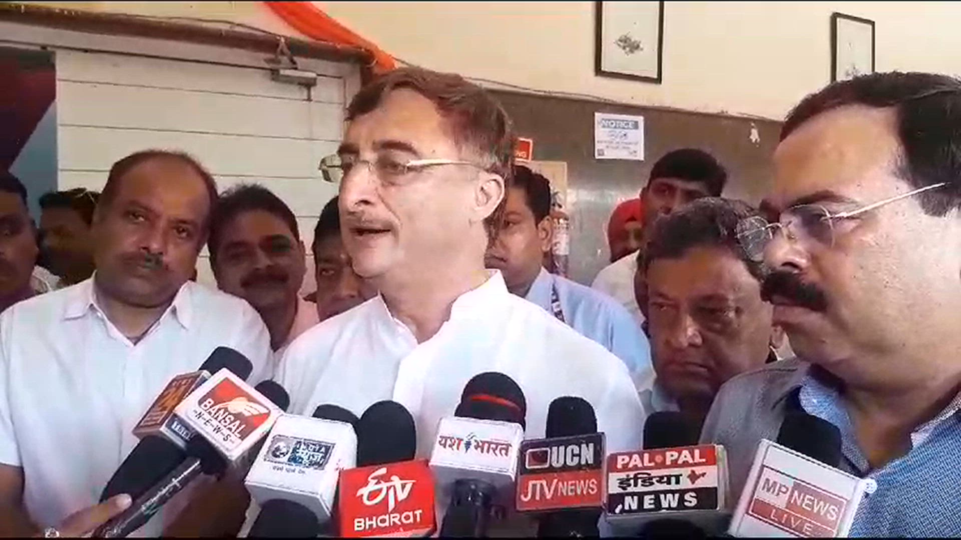 'Video thumbnail for Jabalpur News: गांधी जयंती पर विवेक तंखा ने महिलाओं को सशक्त बनाने के लिए 400 सिलाई मशीनों का वितरण करवाया'
