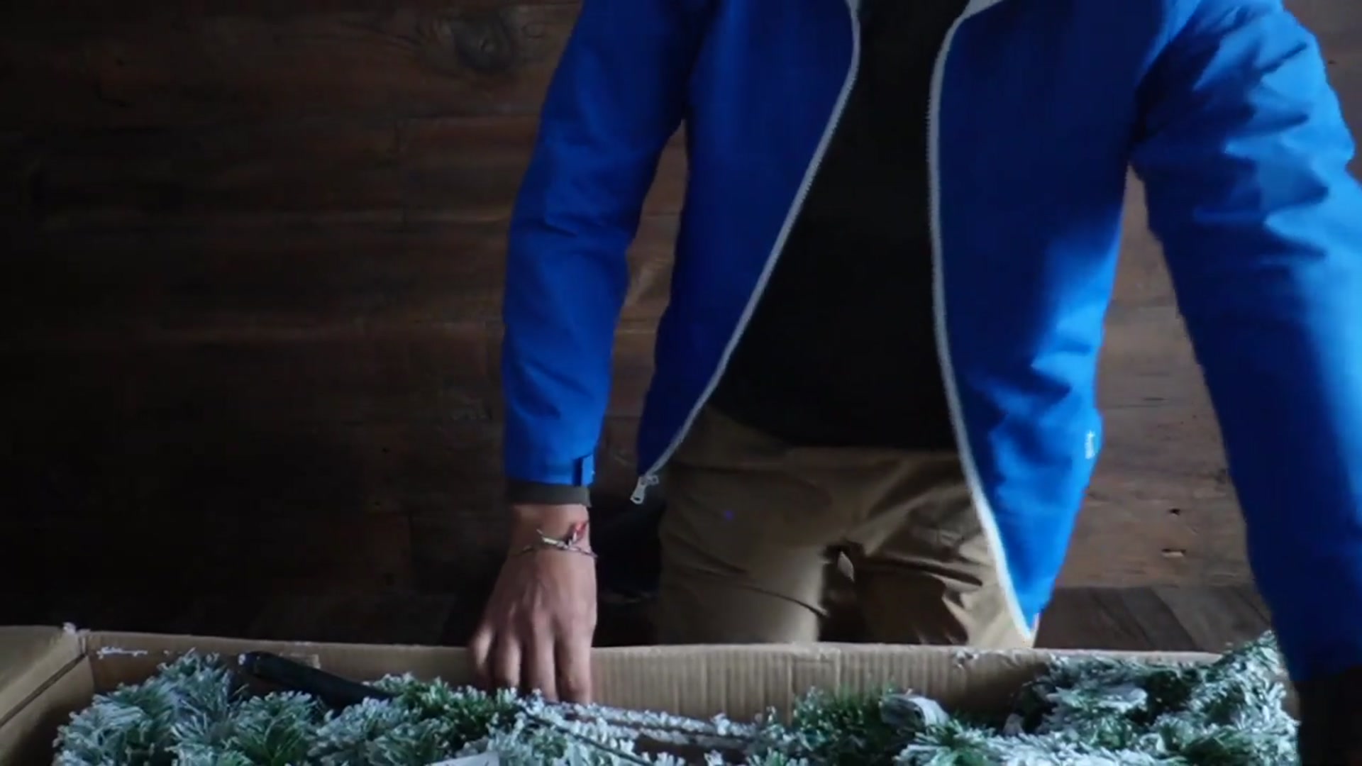 'Video thumbnail for Yaheetech Pre-lit Artificial Christmas Tree with Warm Lights and Snow'