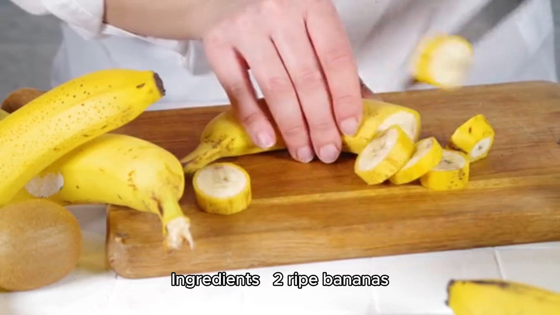 Video thumbnail for banana smoothie recipe