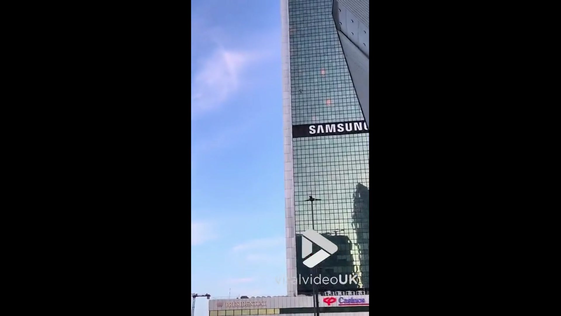 'Video thumbnail for VV4979 Daredevil caught climbing building without harness'