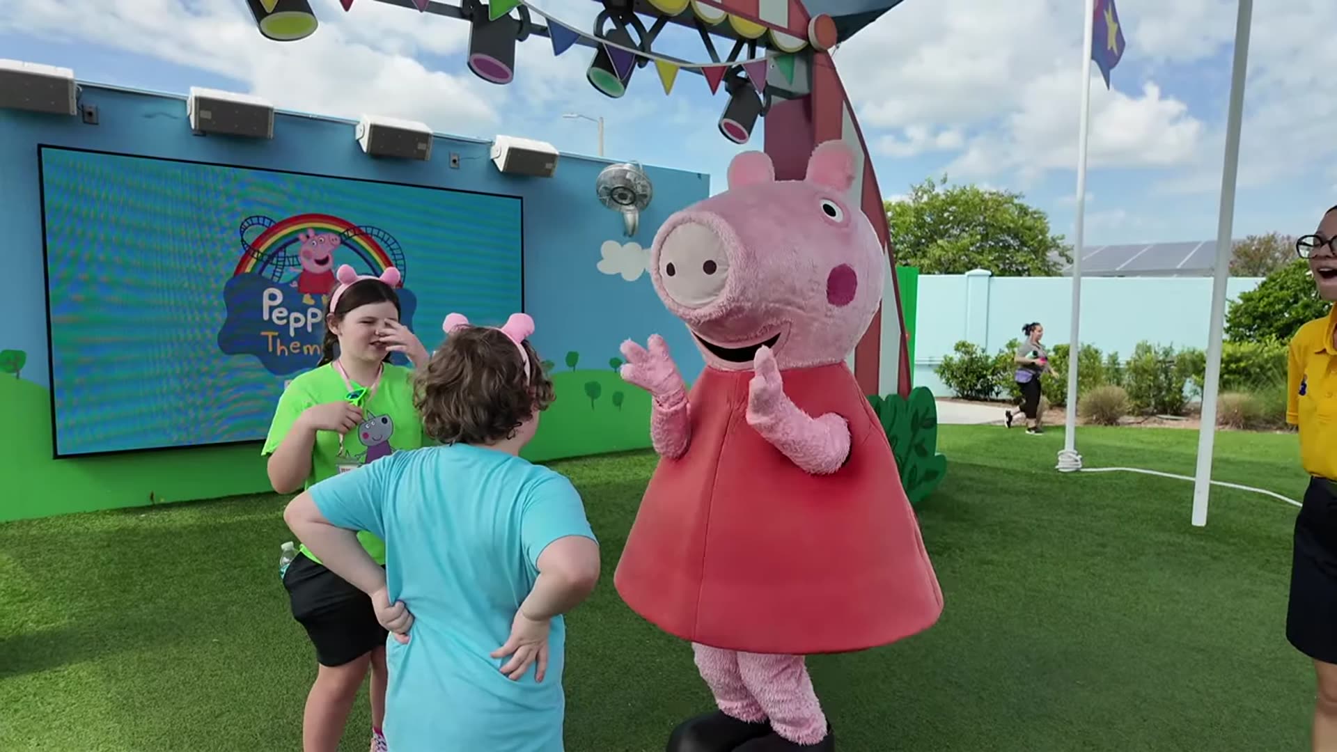 'Video thumbnail for Peppa Pig's Dance Party at Peppa Pig Theme Park'