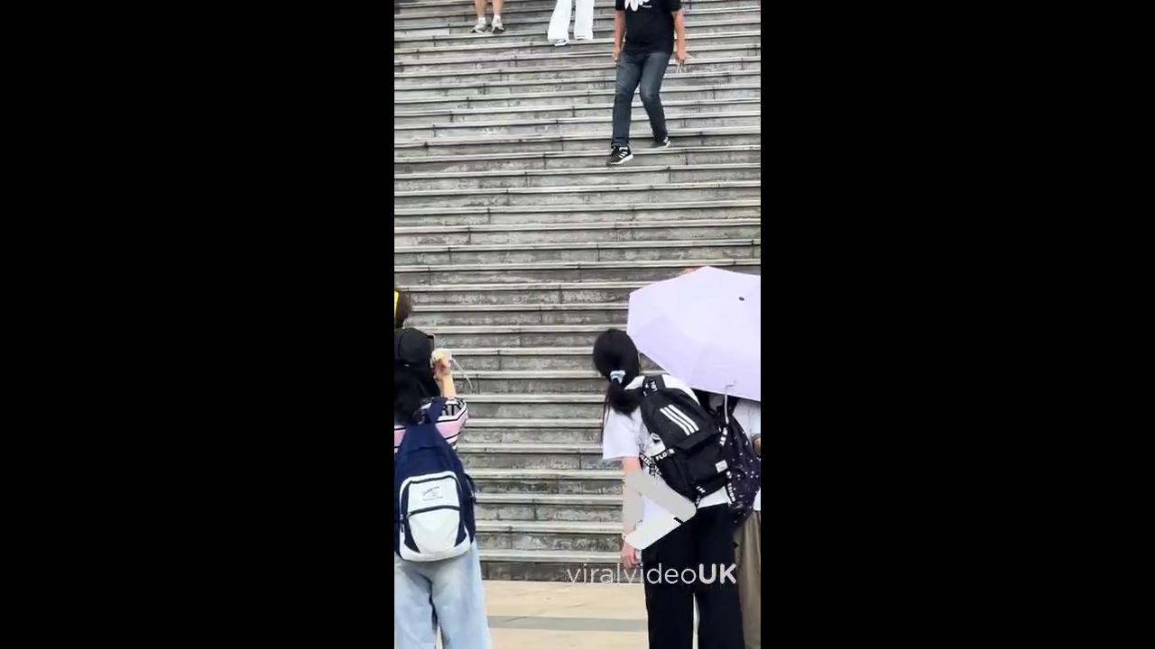 'Video thumbnail for VV4974 Corgi amazed students by skateboarding down university steps'