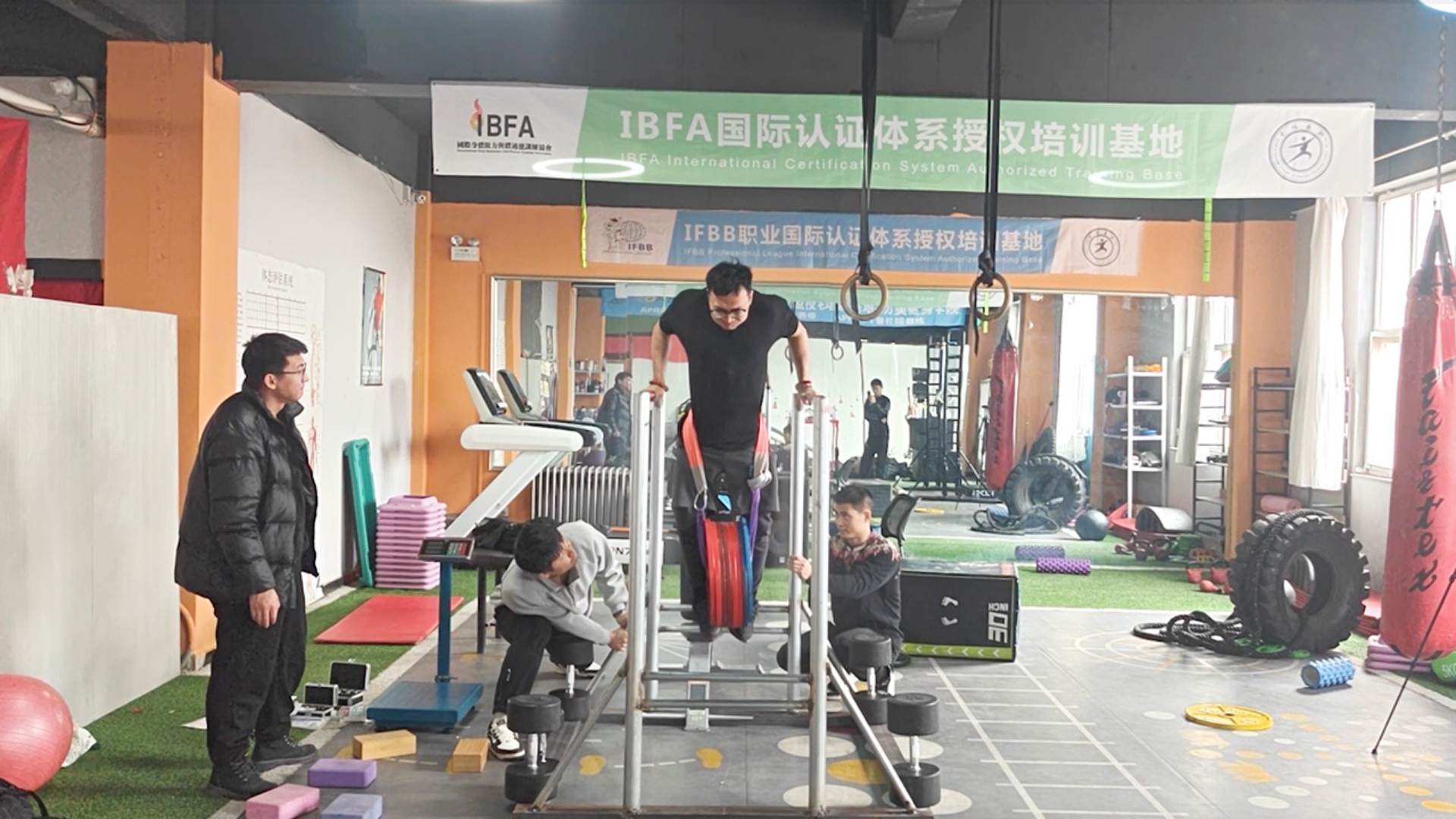 Video thumbnail for Heaviest weighted tricep dip, 191.94 kg (423.15 lb) by Liu Weiqiang (China)