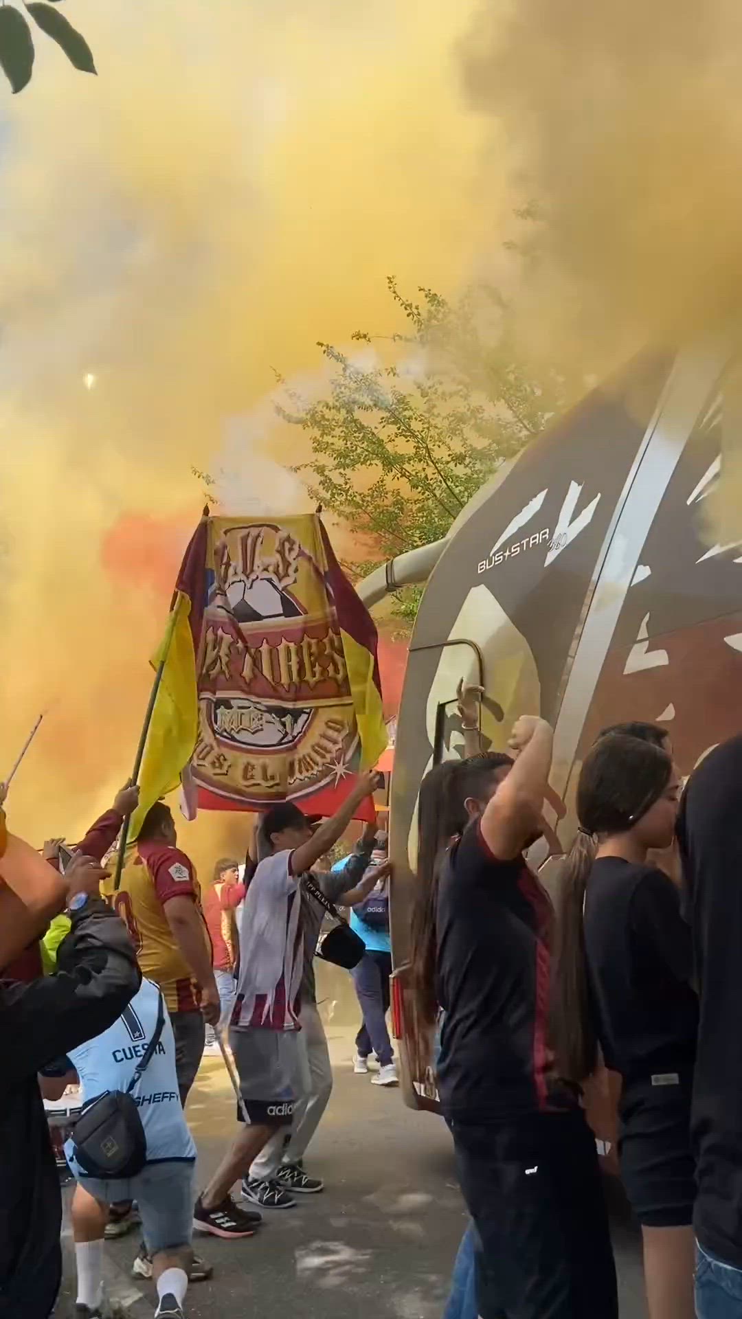 'Video thumbnail for Así fue la despedida del Deportes Tolima, antes del viaje a Barranquilla por el pase a la final de la Liga 2 2023'