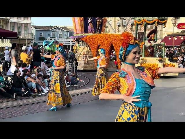 'Video thumbnail for Disneyland Magic Happens Parade 🪄 #disneyland #disneyparade #disney'