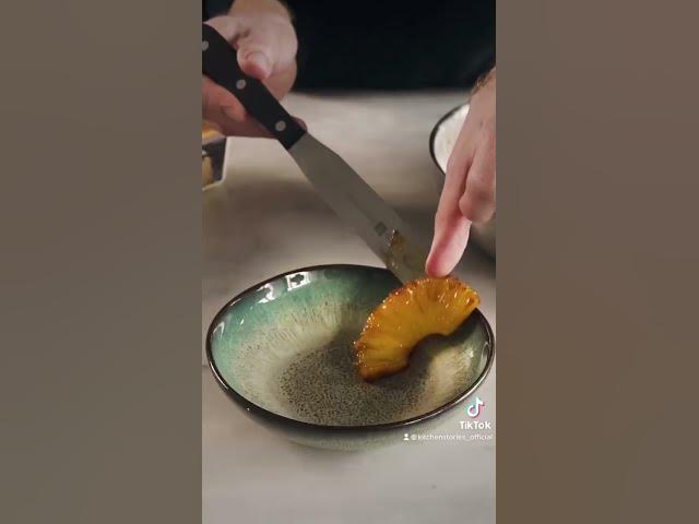 'Video thumbnail for Schon mal karamellisierte Ananas auf Vanilleeis & Kokos ausprobiert? #mövenpick'