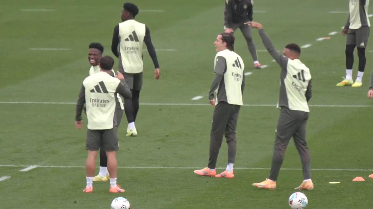 Video thumbnail for All smiles for Vinicius as he trains with team after El Clasico outburst