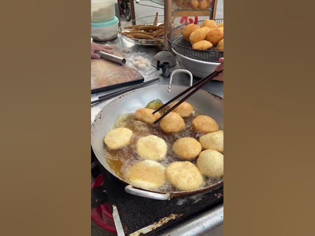 Video thumbnail for Vietnamese Sesame Donuts | Crispy & Puffy Bánh Tiêu #streetfoodvietnam