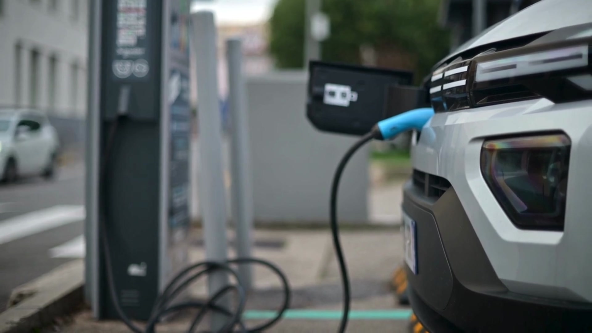 'Video thumbnail for El Silencio como Nuevo Lujo Por Qué Compramos Autos Eléctricos de Gama Alta'