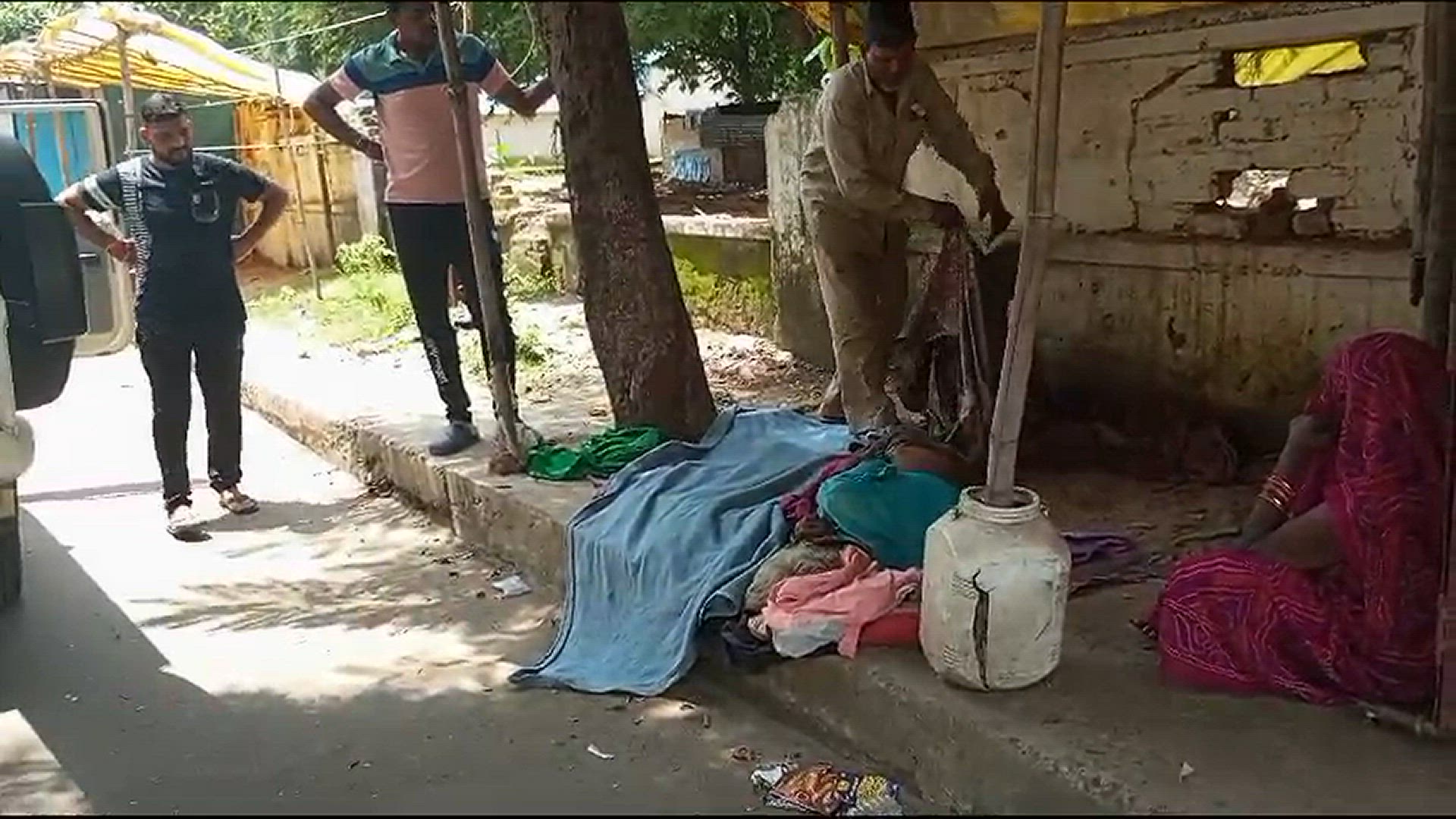 'Video thumbnail for रात भर मृत पति के पास बैठ शव से बाते करती रही महिला, सुबह हुई मौत की जानकारी...'