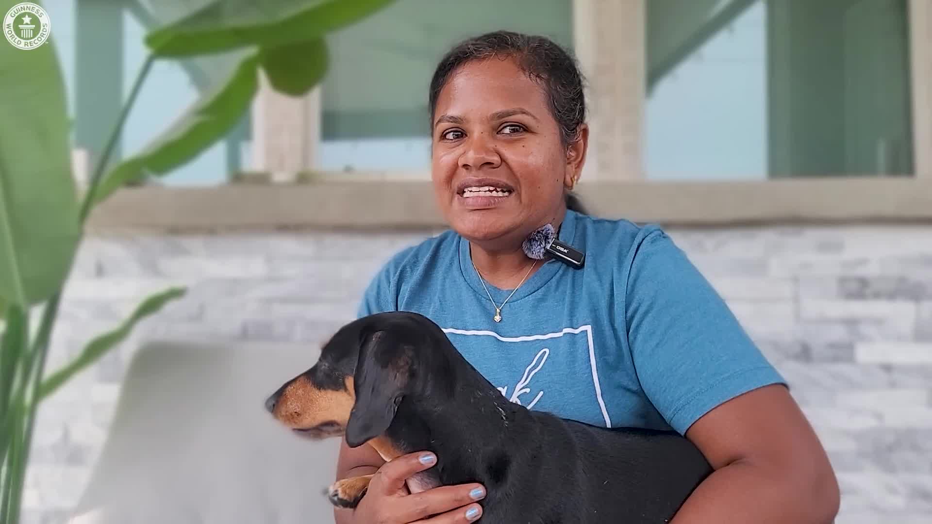 Video thumbnail for Clever dog can remove bottle caps from bottles in record time