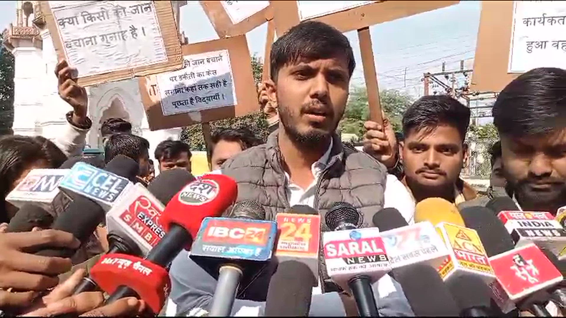 'Video thumbnail for JABALPUR ABVP NEWS : ग्वालियर में छात्र को गिरफ़्तारी की घटना में ABVP ने मौन धरण कर किया प्रदर्शन'