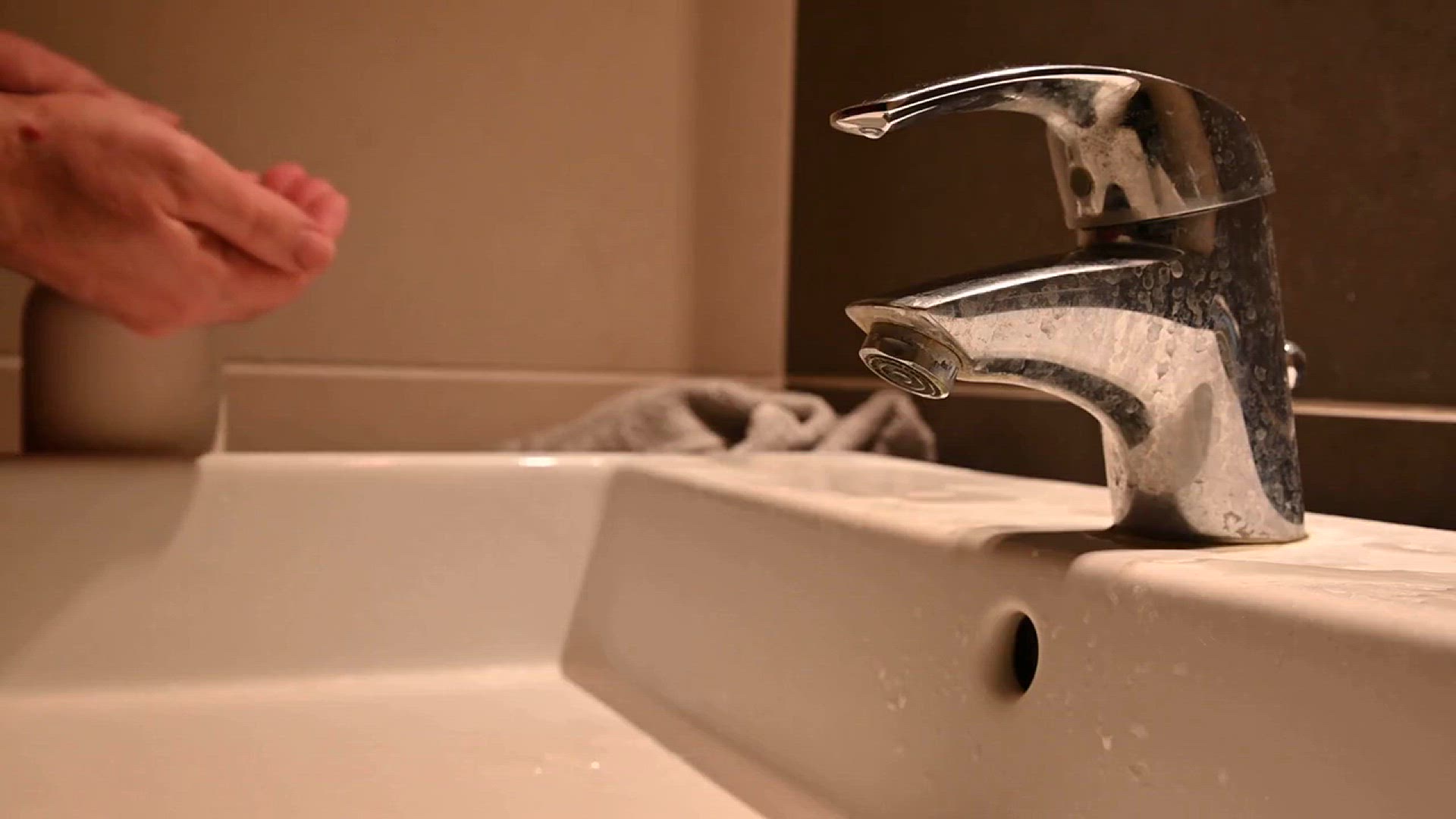 Video thumbnail for Norovirus Outbreaks Symptoms, Prevention, and How to Stay Safe