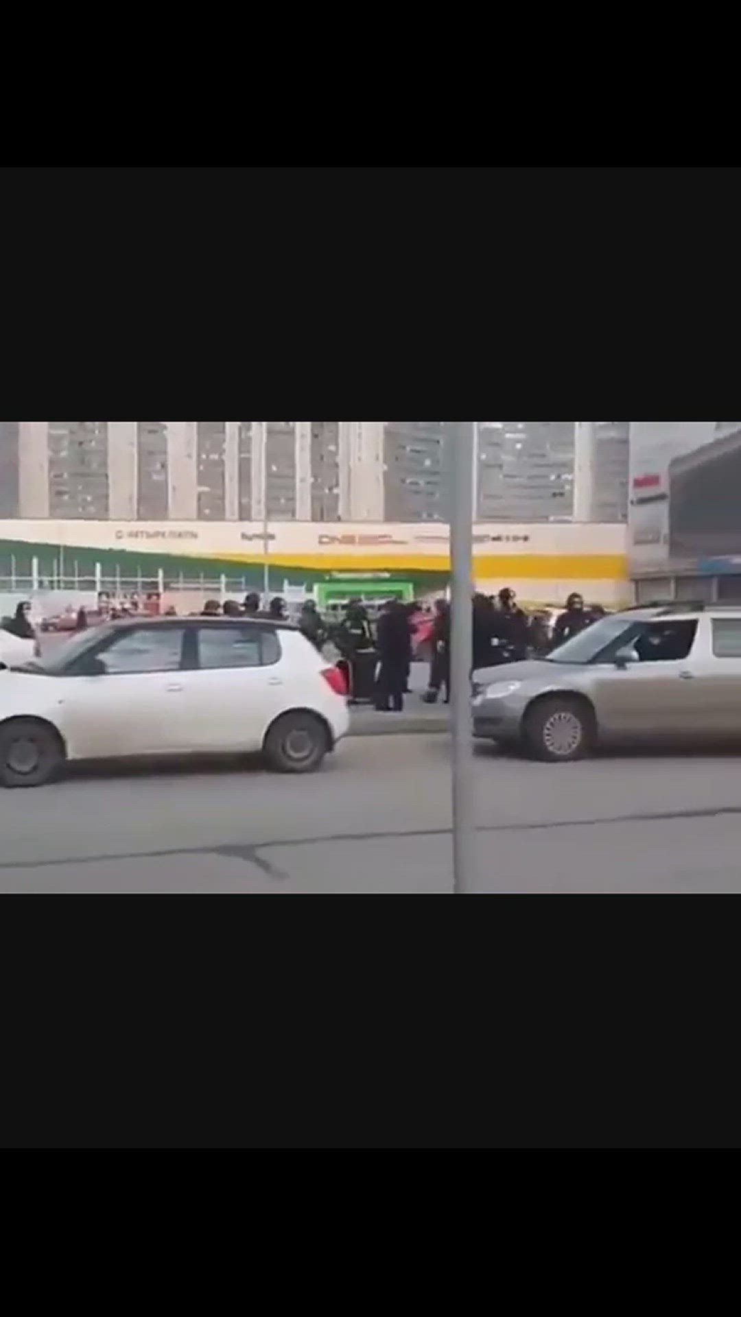 Video thumbnail for London Mall in Saint Petersburg evacuated after bomb threat