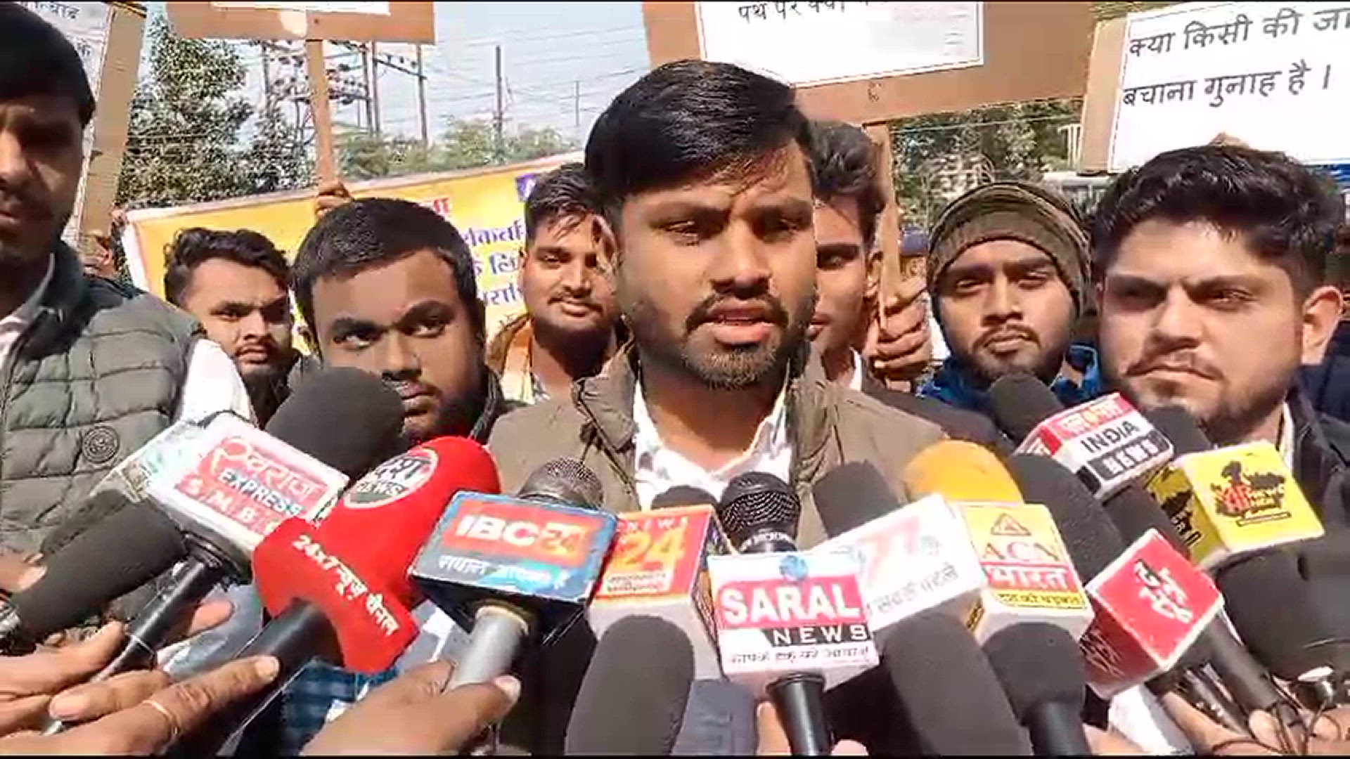 'Video thumbnail for ग्वालियर में छात्र को गिरफ़्तारी की घटना में ABVP ने मौन धरण कर किया प्रदर्शन'
