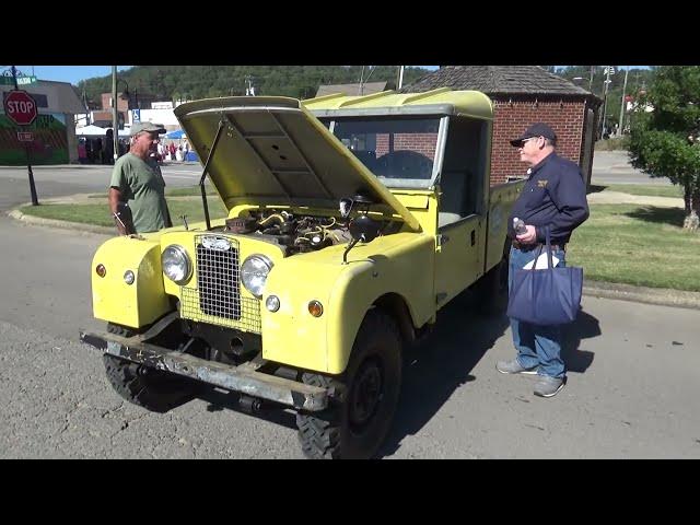 Video thumbnail for Hello Kitty Car and Land Rover attract viewers