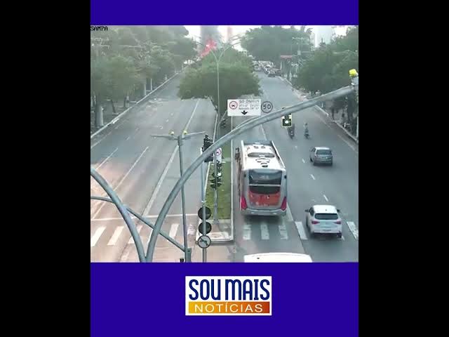 'Video thumbnail for Vídeo mostra avião de pequeno caindo em avenida e colidindo com ônibus em SP.'