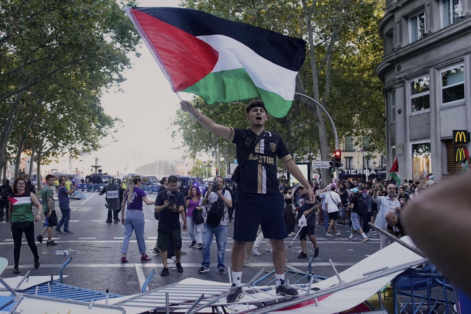 Video thumbnail for Scenes after pro-Palestinian protesters interrupted final stage of Spanish Vuelta